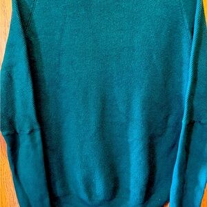 Contemporary green sweater. Size M/L